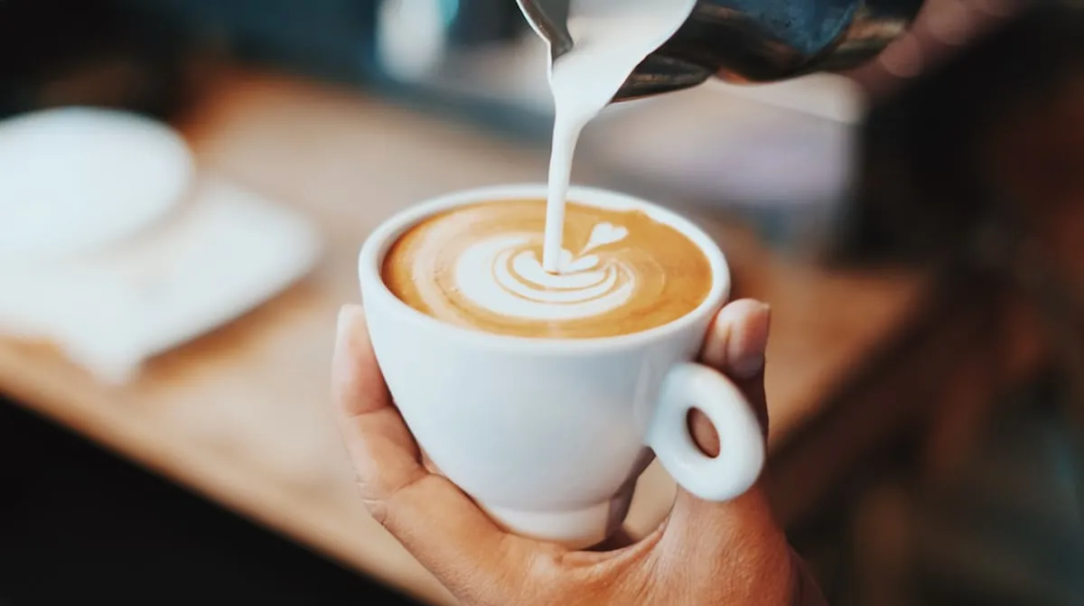 Gőzölgő cappuccino tejhabbal