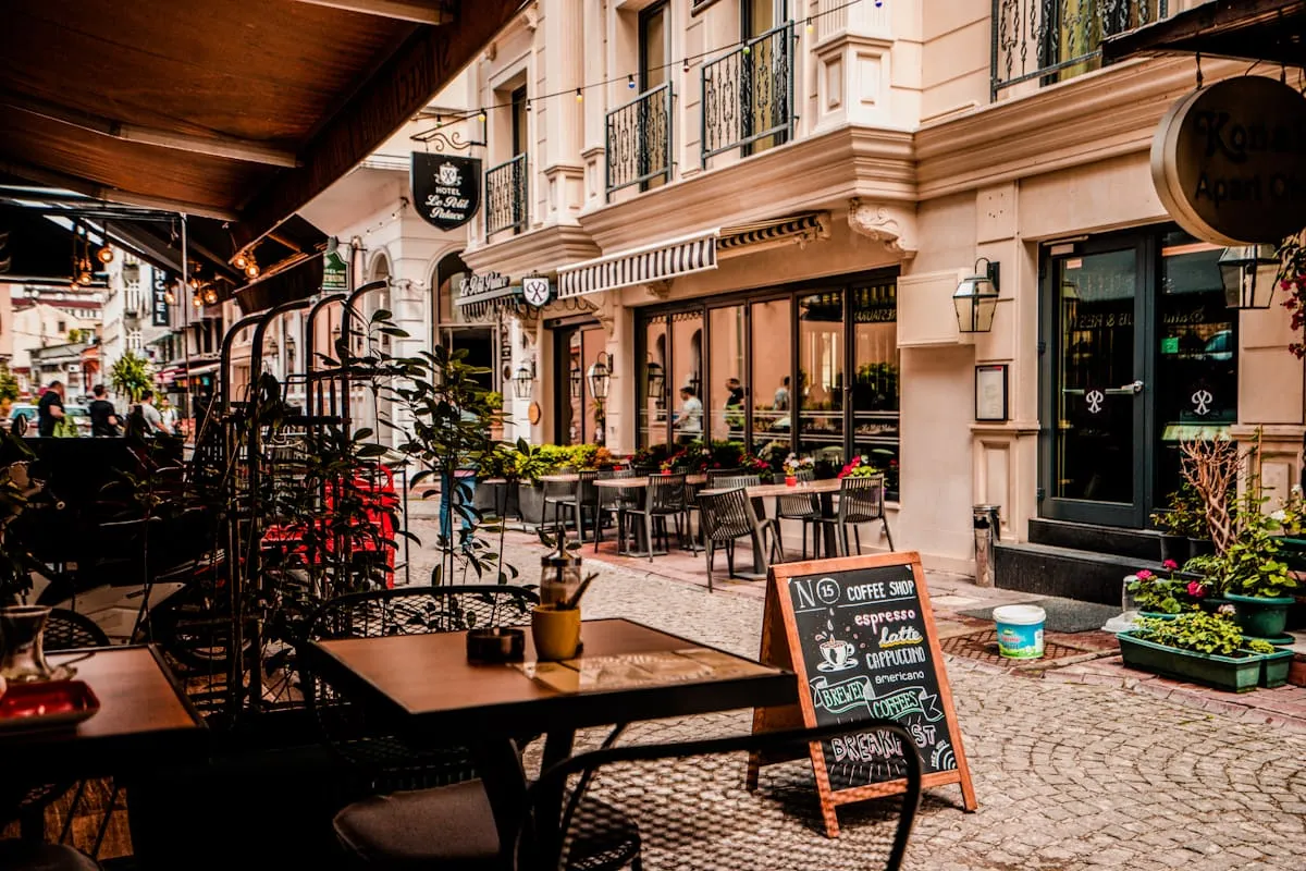 Modern és kényelmes kávéházi belső tér